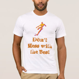 Fotbollspelare som sparkar boll med ordstäv på t shirt