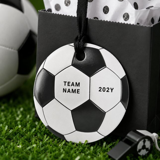 Fotbollspresentfavor | Anpassad lagnamnpresentetik Gåvor Etiketter (Custom soccer ball gift tags for birthday party bags, team treats, and player favors.)