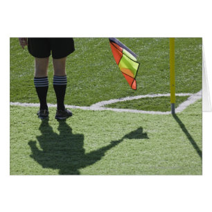 Fotbollsrefereninnehav flagga. hälsningskort