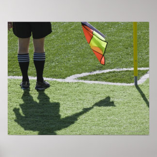 Fotbollsrefereninnehav flagga. poster
