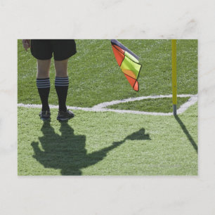 Fotbollsrefereninnehav flagga. vykort