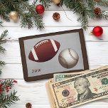 Fotbollsskor - Tonåring bojar<br><div class="desc">Sporterar den tomma plånboken med initialer. Fotboll och baseball bilder på grått med initialer är perfektens gåva som en första plånbok för en tonåring- eller interpoleringspojke.</div>