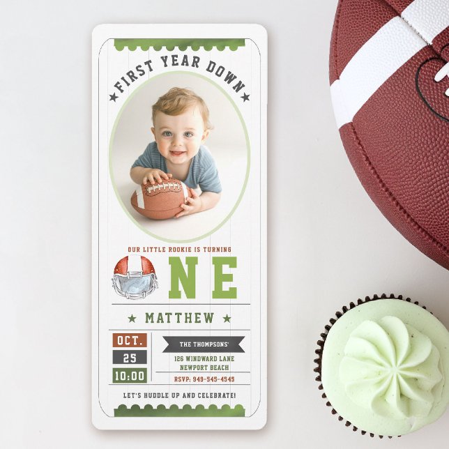Fotbollsspel Biljett Sports Photo Boy 1st Birthday Inbjudningar (first year down football birthday invitation photo sports ticket boy green boy 1st party card)