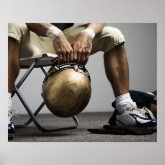 Fotbollsspelare sitta i skållrummet poster