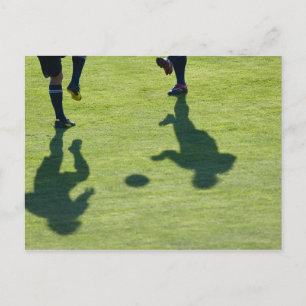 Fotbollsspelare som genomför träningsövningar. vykort