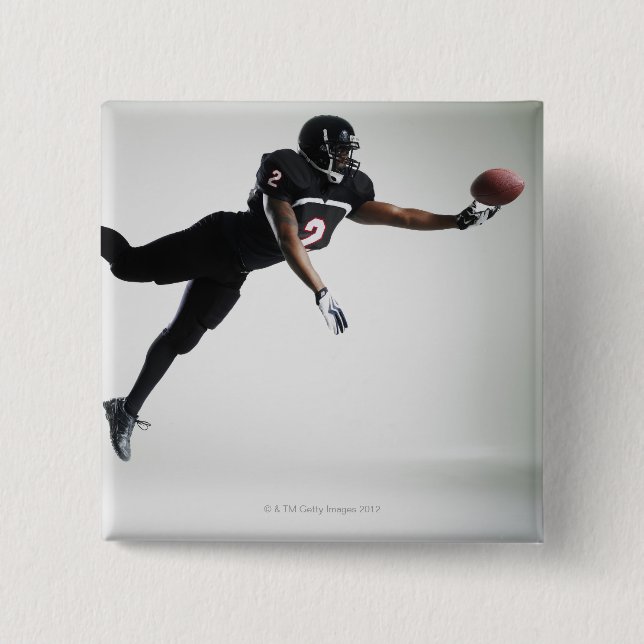 Fotbollsspelare som hoppar i mitten av luft för at knapp (Framsida)