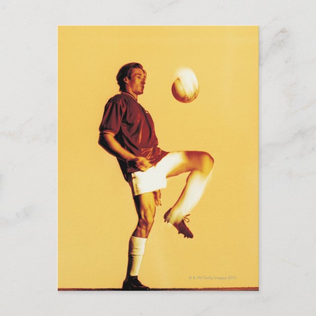 Fotbollsspelare som studsar boll på knä vykort (Framsida)