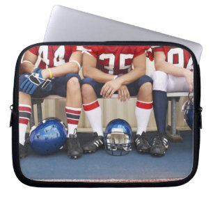 Fotbollsspelare tar av planet på 2 laptop sleeve