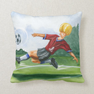 Fotbollsspelaren Kickar en Boll av Jay Throckmorto Kudde