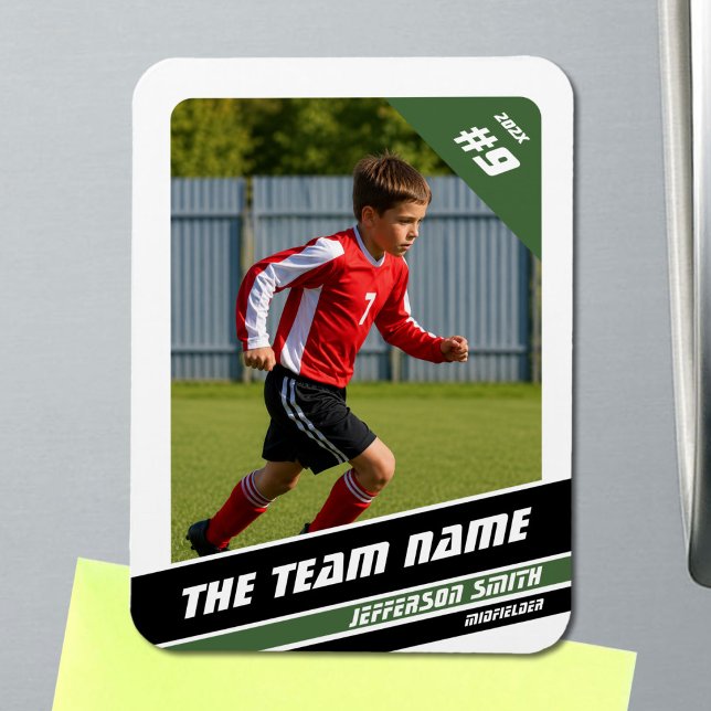 Fotbollsspelarens byteskort i kraftfull grön vit f magnet (Soccer Player Magnet in White with Custom Team Name and Green Black Elements)