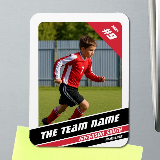 Fotbollsspelarens byteskort i kraftfull röd vit magnet (Soccer Player Magnet in White with Custom Team Name and Red Black Elements)