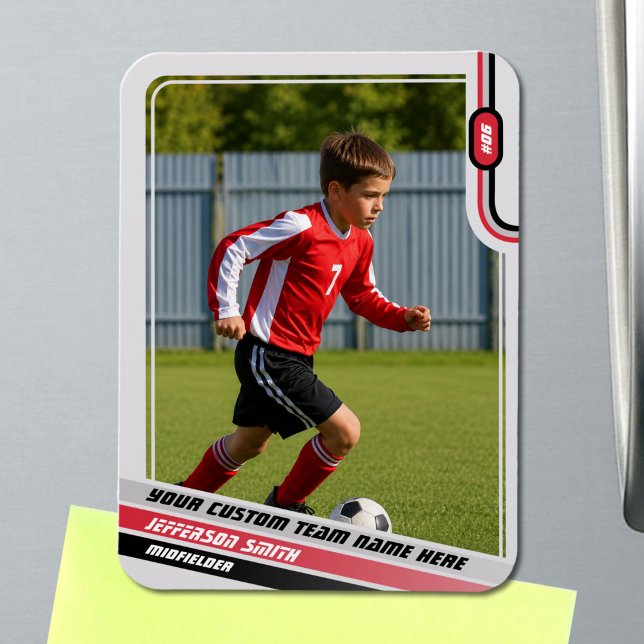 Fotbollsspelarens byteskort Ljusgrå Röd Magnet (Soccer Player Magnet in Light Grey with Custom Team Name and Red Black Elements)