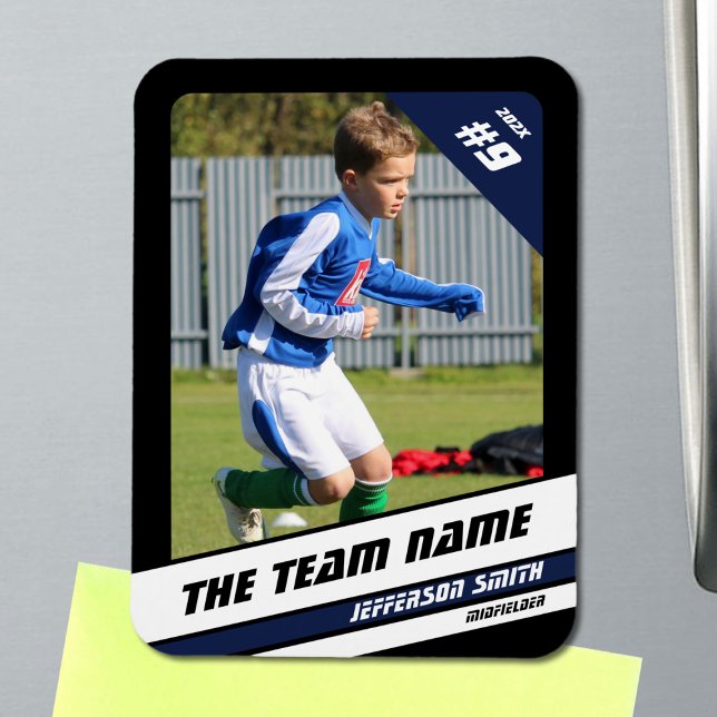 Fotbollsspelarens samlarkort i kraftfull blå-svart magnet (Soccer Player Magnet in Black with Custom Team Name and Blue White Elements)