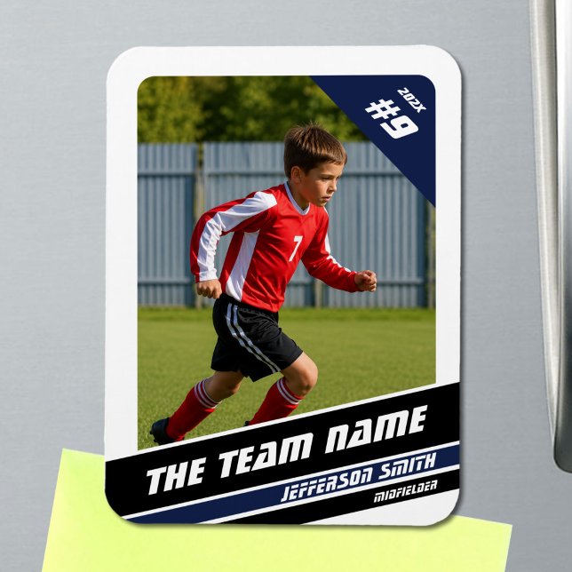 Fotbollsspelarens samlarkort i kraftfull blå-vit magnet (Soccer Player Magnet in White with Custom Team Name and Blue Black Elements)
