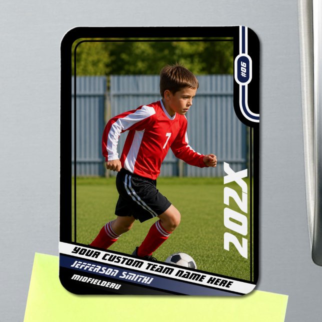 Fotbollsspelarens samlarkort i svart blått magnet (Soccer Player Magnet in Black with Custom Team Name and Dynamic Blue White Elements)