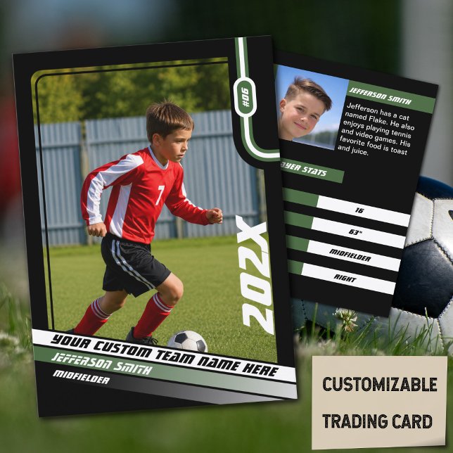 Fotbollsspelarens samlarkort i svart grönt (Soccer Player Trading Card in Black with Custom Team Name and Green White Elements)