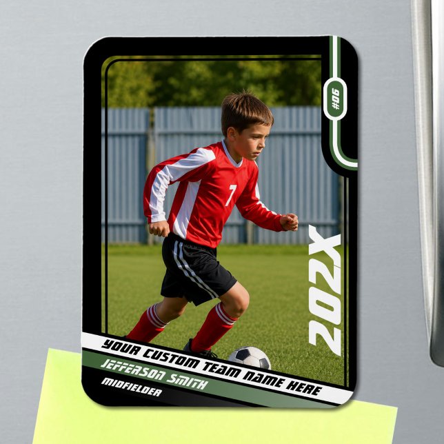 Fotbollsspelarens samlarkort i svart grönt magnet (Soccer Player Magnet in Black with Custom Team Name and Dynamic Green White Elements)
