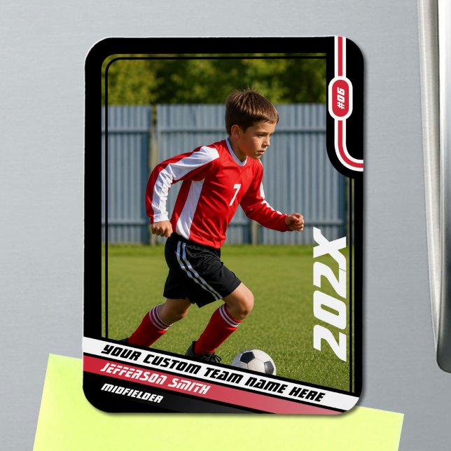 Fotbollsspelarens samlarkort i svart rött magnet (Soccer Player Magnet in Black with Custom Team Name and Dynamic Red White Elements)