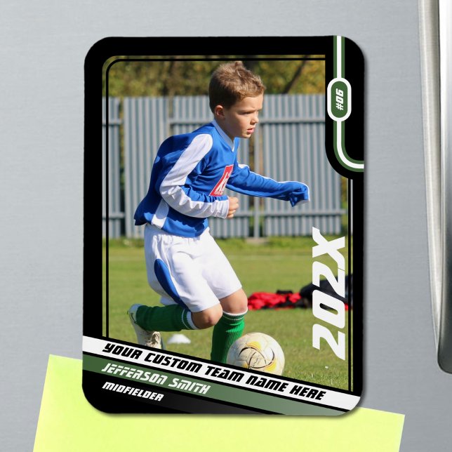 Fotbollsspelarens samlarkort i svartgrönt magnet (Soccer Player Magnet in Black with Custom Team Name and Dynamic Green White Elements)