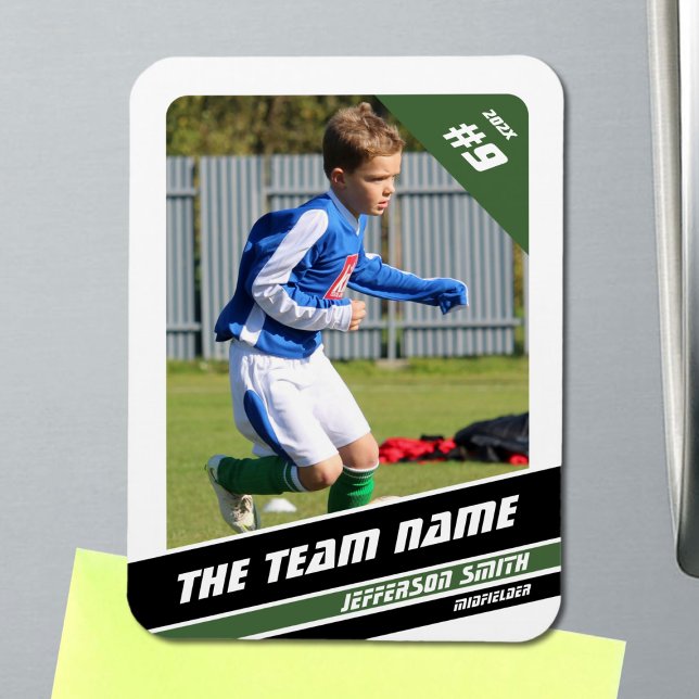 Fotbollsspelarkort i kraftfullt grön-vit magnet (Soccer Player Magnet in White with Custom Team Name and Green Black Elements)