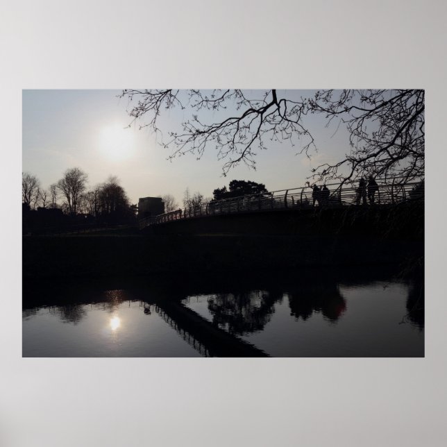 Fotbro över floden poster (Framsidan)