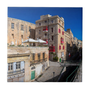 Fotbro, smal gata med trappor i Valletta Kakelplatta