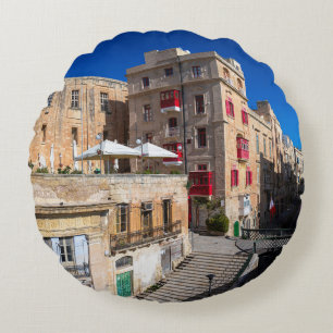 Fotbro, smal gata med trappor i Valletta Rund Kudde