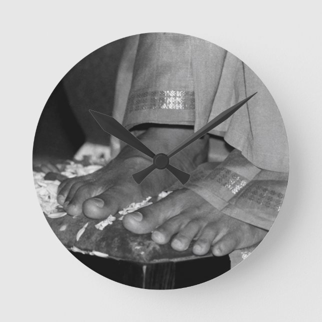 Foten för Sathya Sai Babalotusblomma tar tid på Rund Klocka (Framsida)