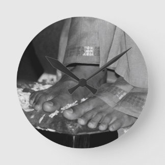 Foten för Sathya Sai Babalotusblomma tar tid på Rund Klocka