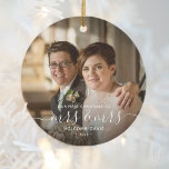 Foto 1:a julafton Fru och HBT TQ White Script Julgransprydnad Keramik<br><div class="desc">Minneshögtidlighålla den första julen i giftermål med denna vackra moderna keepsaksprydnad. Den vita texten lyder "Vår första jul som fru & fru", med ord "fru & fru" i handskriftsskript i elegant med blommor före och efter. Ersätt exempelbilden med ditt favoritfoto och lägg till efternamnet och året. Ett övertoningsfilter för mörk...</div>
