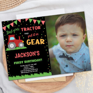 Foto 1:a Red Flaggor Tractor Birthday-inbjudan Inbjudningar