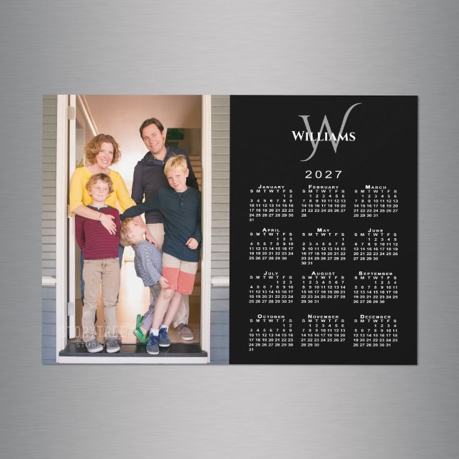 Foto 2027 Kalendermonogramnamn Svart Magnet (Photo 2027 Calendar Monogram Name Black Magnet in situ)