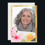 Foto 60-årsdag, vit blommigt för rosa inbjudningar<br><div class="desc">Ett feminin- och elegant 60:e födelsedagsfest inbjudan-kort. Mjuk rosa hibiscus blommor på en vit elegant och en faux guld ram. Framsida: Mallar för ett foto och hennes ålder Bakåt: Mallar för din party-information.</div>