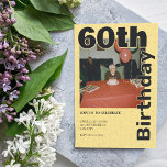 Foto 60 födelsedagar i Gult Ikoner Temeålder Inbjudningar<br><div class="desc">Fira en speciell milstolpe i stil med denna sunt 60:e födelsemeddelande fotoinbjudan med en varm, inbjudande gult bakgrund och lekfull födelsedagstext-ikoner. Den här eleganten är ändå roligtens utformning perfekt för att hedra en älskad persons 60-årsdag omgiven av familj och vänner. På kortets framsida visas ett stort foto av anpassadet, så...</div>