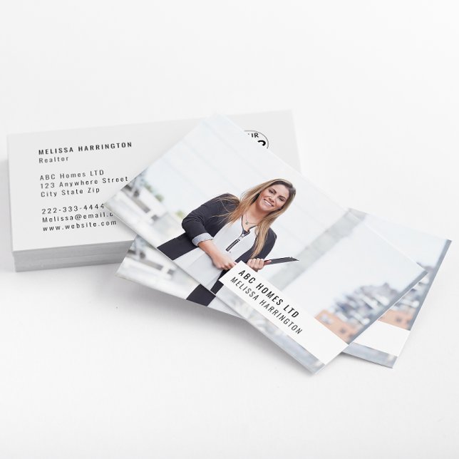Foto-Affärskort | Lätt varumärke för Anpassningsba Visitkort (A modern white photo business card with company logo & photo of a woman in a professional suit.)
