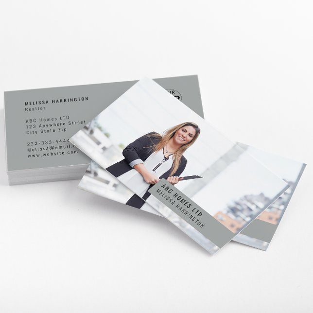 Foto-Affärskort | Lätt varumärke för Anpassningsba Visitkort (A modern gray photo business card with company logo & photo of a woman in a professional suit.)
