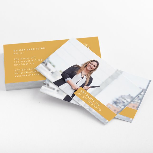 Foto-Affärskort |Lätt varumärke för Anpassningsbar Visitkort (A modern yellow photo business card with company logo & photo of a woman in a professional suit.)