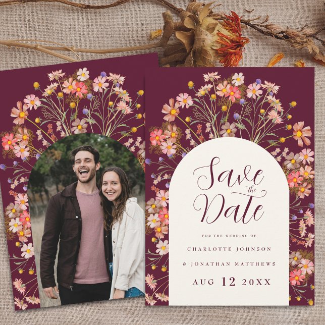 Foto Ark Boho Höst Rustik Vildblomma Bröllop Spara Datumet (Photo arch boho fall rustic wildflower floral arch burgundy ivory cream wedding save the date invite)