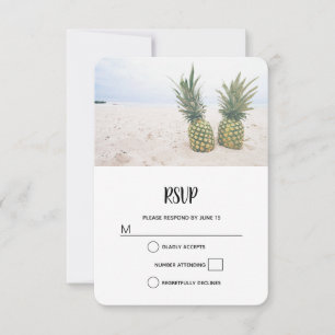 Foto av 2 ananas på en strand OSA kort