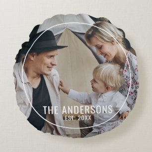 Foto av anpassningsbar med namn och etablerat år rund kudde