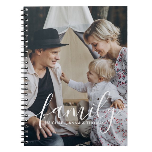 Foto av anpassningsbarnas familj med eget namn anteckningsbok (Framsidan)