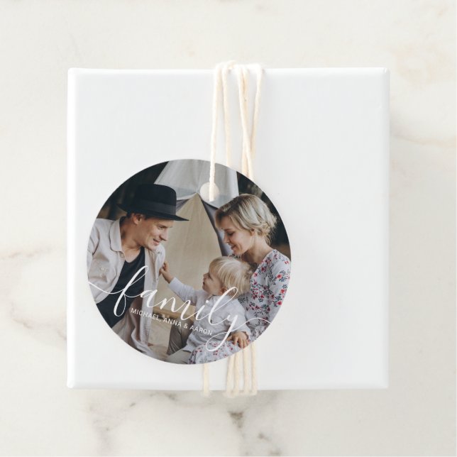 Foto av anpassningsbarnas familj med eget namn gåvor etiketter (På plats)