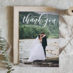 Foto av Bröllop i foto med elegant modern kalligra Tack Kort<br><div class="desc">Skicka tack till familj och vänner med det här anpassadets fototack. Den har modern kalligrafi och ett redigerbart blommönster. Anpassa genom att lägga till foto och information. Det här fototackkortet är perfekt för bröllop,  studenten,  födelsedagar och andra händelser.</div>