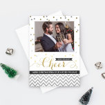 Foto av Cheer Silver och Guld Confetti Bröllop Julkort<br><div class="desc">Festive- och snyggt-helgdag-kort ger ditt favoritfoto som är framtaget av konetti och chevron rand med ett gnistra eller glitter texturerat utseende. Anpassa med foto och anpassningsbar. Färg: Himmerska metalliska silver och guld med vitt och mjukt svart innehåll.</div>