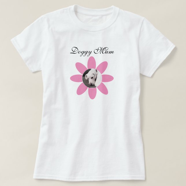 Foto av Cute Hund på Söt Rosa Daisy Morsa T Shirt (Design framsida)