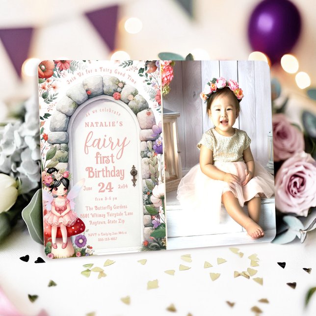 Foto av den första Födelsedagsfesten på engelska D Inbjudningar (Fairy First Birthday Photo Invitation with Black Hair Fairy Girl and Enchanted Doorway.)