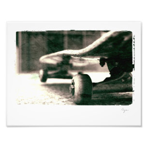 Foto av den svartvita skateboarden