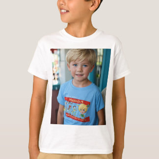 foto av en 6-årig pojke, blond, brun, abnorös t shirt