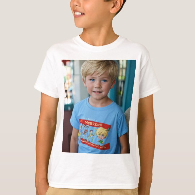 foto av en 6-årig pojke, blond, brun, abnorös t shirt (Framsida)