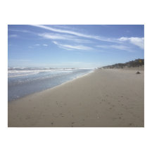 Foto av en atlantisk strand vid lågvattenlinjen